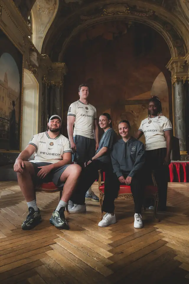 Joueurs et joueuses du Téfécé et du Stade Toulousain portant la collection Capitolium