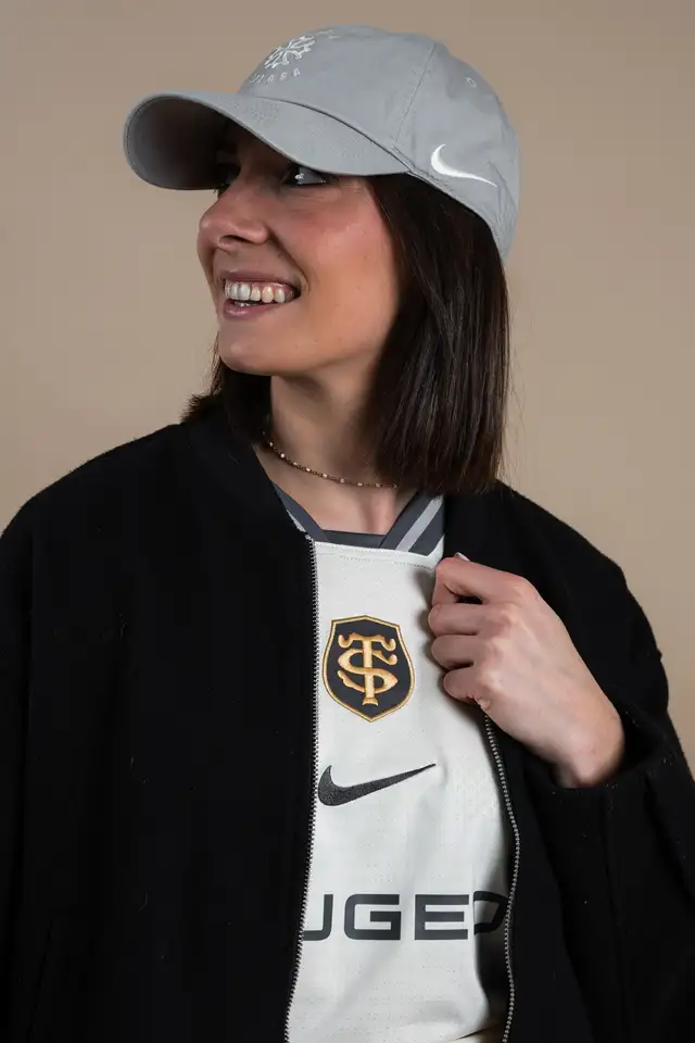 Joueuse du Stade Toulousain portant la collection Capitolium de façon lifestyle