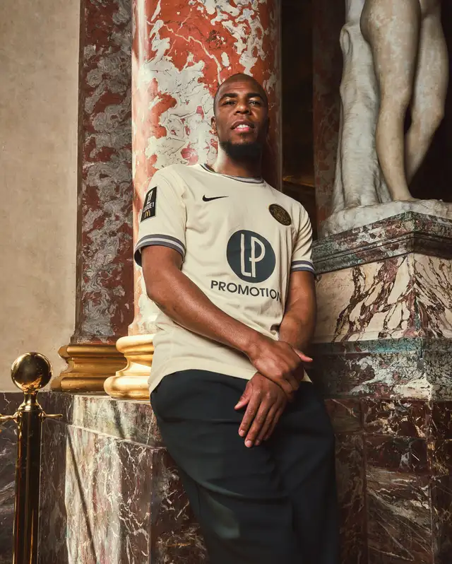 Djibril Sidibé joueur du TéFéCé portant le maillot Capitolium
